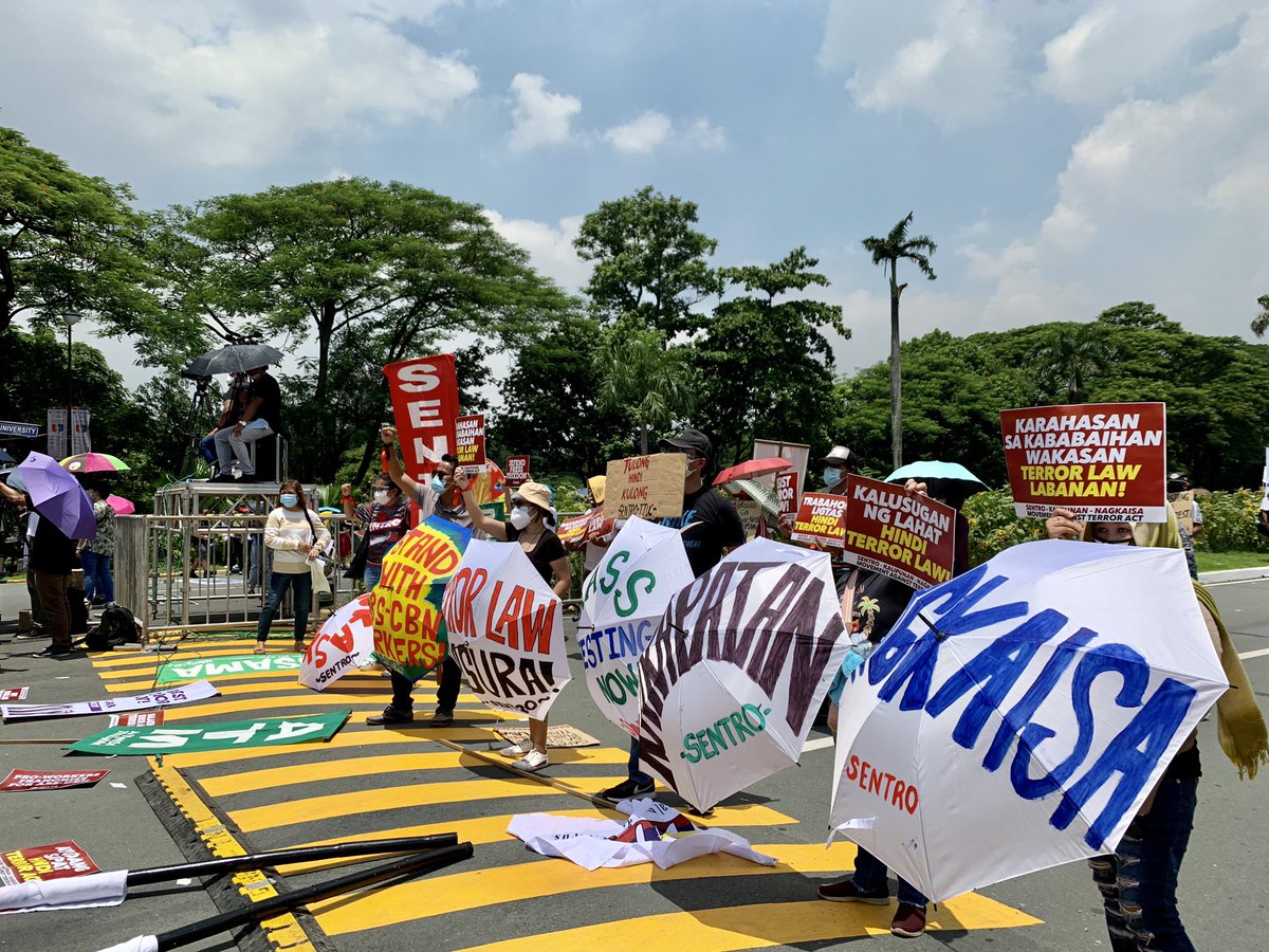 philmisereor's tweet photo. PMPI join #SONAgKAISA, a unity protest against the Duterte's state of the nation address.
#WeResistAsOnePlanet #DefendTheDefenders
#DefendPressFreedom
#ActivistsNotTerrorists
#AminAngPinas
#RightsofNaturePH https://t.co/ble4AAJ7kN