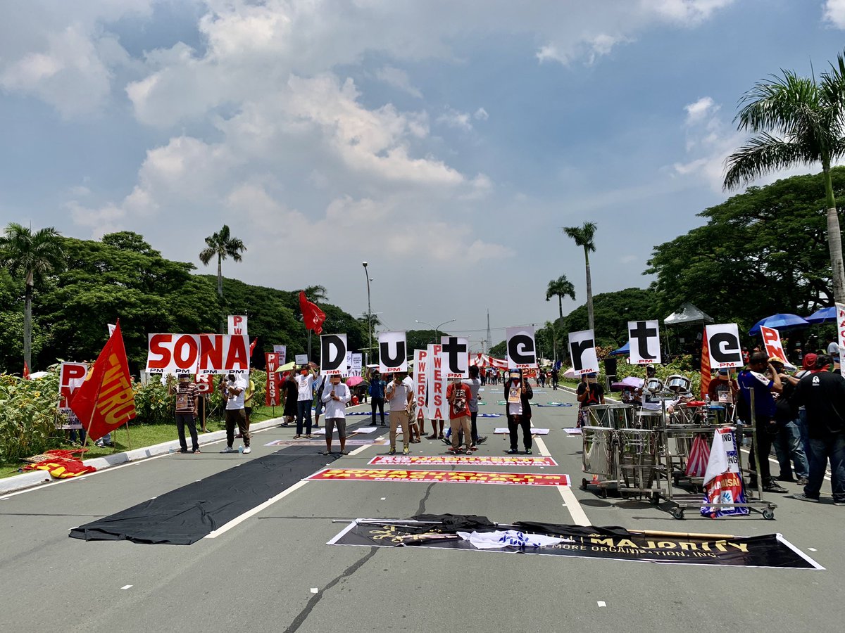philmisereor's tweet photo. PMPI join #SONAgKAISA, a unity protest against the Duterte's state of the nation address.
#WeResistAsOnePlanet #DefendTheDefenders
#DefendPressFreedom
#ActivistsNotTerrorists
#AminAngPinas
#RightsofNaturePH https://t.co/ble4AAJ7kN
