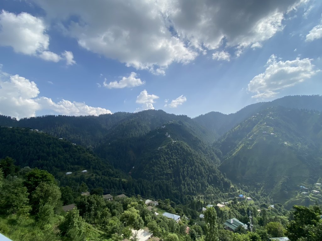 The drive back from the stream was very picturesque as well - on an older road back to Nathiagali entering it via the Governor’s House road