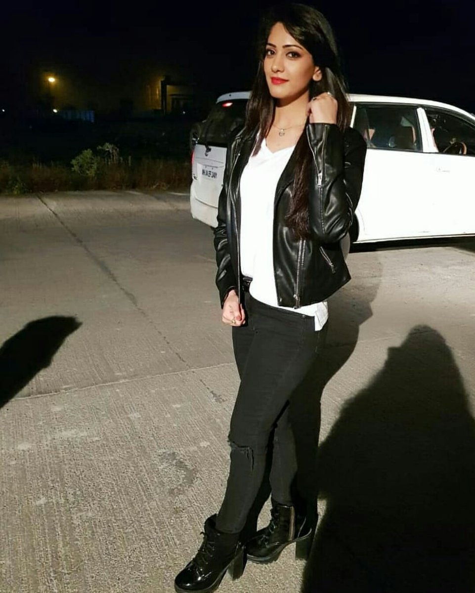 AnjuJadhav3's tweet photo. #throwback #thosedays #dostikesideeffect #loveforblackandwhite # #yaarisabpebhari 😉 https://t.co/n9GMZM60wv