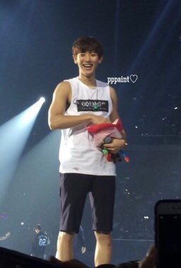 lowqualityloey's tweet photo. his smile when he sees the fans🤍 #찬열 https://t.co/lLHrF3JsuQ