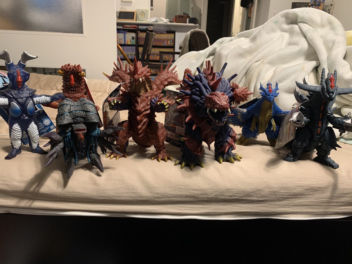 魔王獣全員集合！マガジャッパ、影になっちゃった。 #ウルトラマン