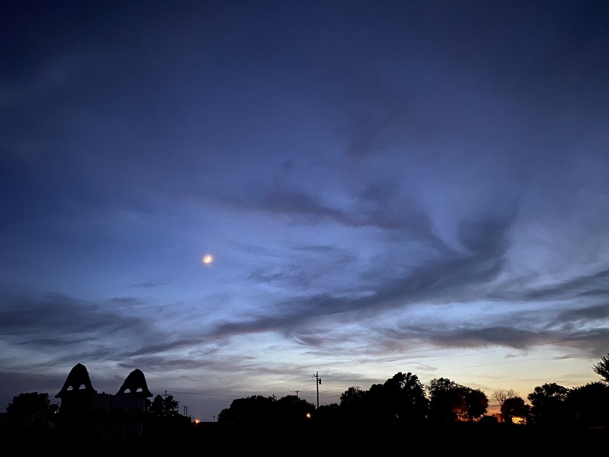 CacyScott's tweet photo. The first night was to bright outside, but still so beautiful. https://t.co/Wm1eKObU1E