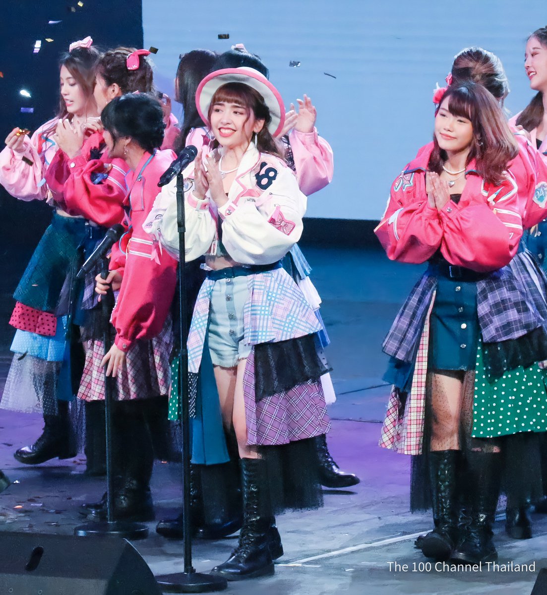 The100ChannelT1's tweet photo. BNK48 เปิดตัวเพลงใหม่ ล่าสุด 'Heavy Rotation' ซิงเกิ้ลที่9 
โดยมีเซ็นเตอร์คือ เจน ผู้ชนะจาก BNK48 9th Single Senbatsu General Election ร่วมด้วยเฌอปราง มิวสิค ฯลฯ
|อ่านทั้งหมด>> 
https://t.co/Z6GRmHz4zg
#CherprangBNK48 #MusicBNK48 #JaneBNK48  
#HeavyRotation #BNK48
#The100Channel https://t.co/Ly686AAzoG