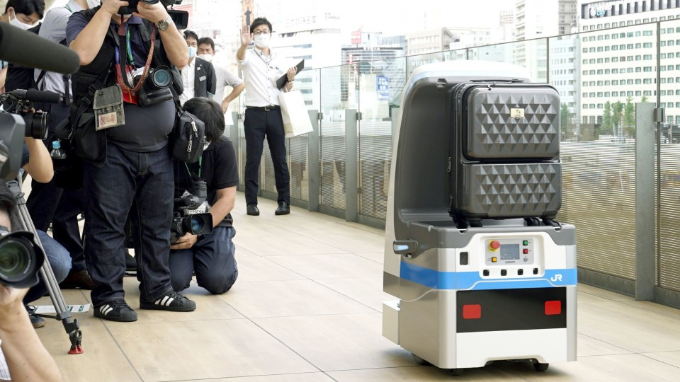 AI disinfection robots, mobility vehicles debut at new station in Tokyo

East Japan Railway Co. unveiled Monday autonomous disinfection and mobility robots at its recently opened high-tech station in Tokyo, as it aims to introduce them by March …

english.kyodonews.net/news/2020/07/9…

#NEWS