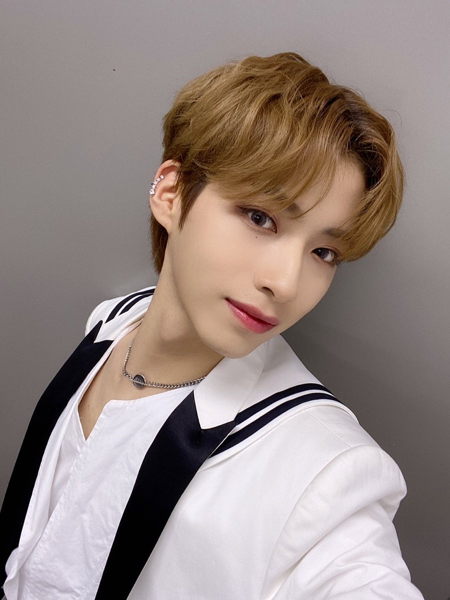 official_ONEUS's tweet photo. [#시온]
달님들!! 어제 2020 드림콘서트! 다들 재밌게 즐기셨나요?! 너무나도 꿈같던 무대를 이번에 참여하게 돼서 행복했습니다! 사진은 시온이가 처음 입어보는 마린룩! 달님들이 못 보셨을까봐 뒷모습도 찍었어요ㅎㅎ 비 오는데 다들 조심하구! 오늘도 너무 많이 사랑해 우리 달님들🌎❤️🌙 https://t.co/zoEa2fpmeJ
