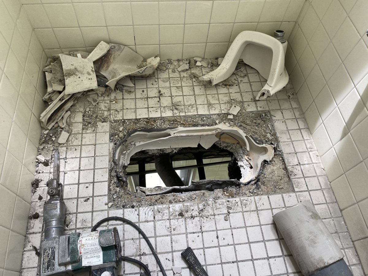 有限会社竹森設備工業 トイレ改修工事の様子 和式便所から洋式便所に変える作業 トイレ 改修工事 配管工事 配管 工事 便所 和式便所 有限会社竹森設備工業 トイレ改修工事の様子 和式便所から洋式便所に変える作業 トイレ 改修工事 配管工事 配管 工事 便所 和式便所