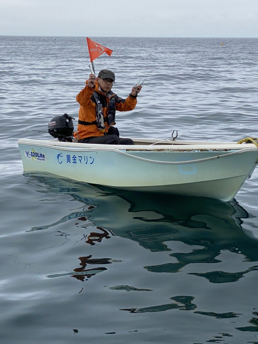 黄金マリン 両手いっぱいにイワシ 北海道 伊達市 黄金 マリン レンタル ボート イワシ 釣り