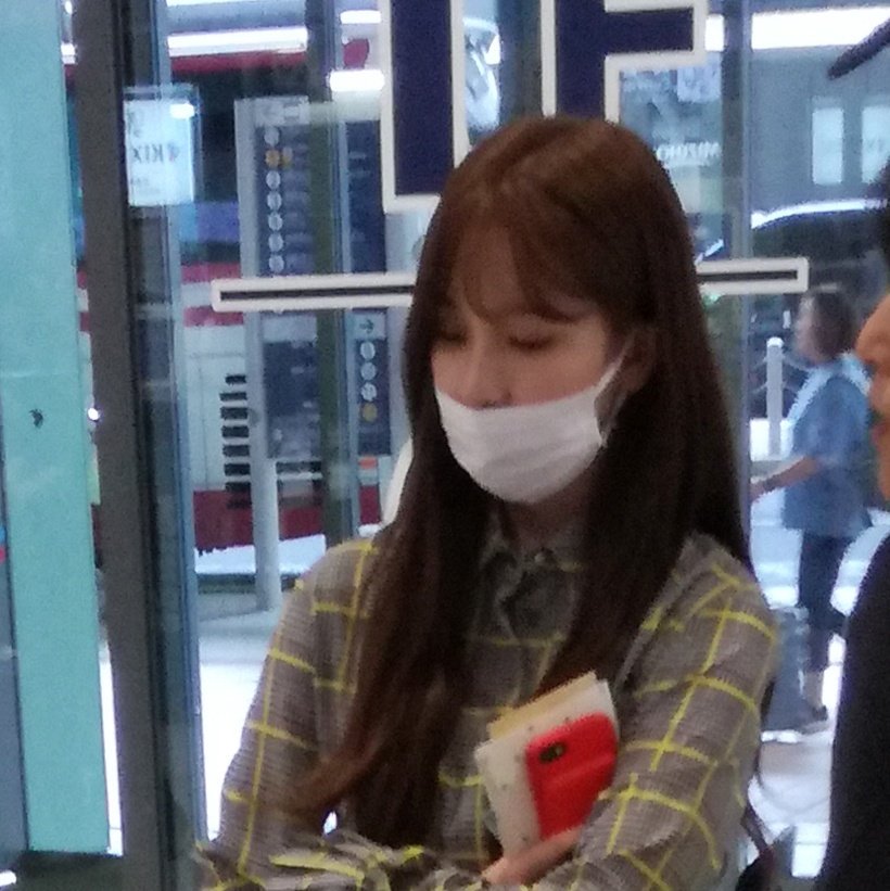 That time MiMo took the same flight home to Japan together for Chuseok, and Mina's parents either picked Momo up or stayed with her till her parents came.(Not Mina looking kinda pouty that she can't be with Momo alone)