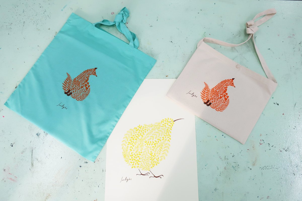 Surutoco みんなの作品 個展のグッズを作りにきてくださったsotlightさん T Co Elbwyqwh8d シルクスクリーンのいいところは この鮮やかな発色です 1色ずつ印刷するので インクの色がそのままきれいに出るんです Surutoco Surimacca Surutoco みんなの作品 個展のグッズを作りにきてくださったsotlightさん T Co Elbwyqwh8d シルクスクリーンのいいところは この鮮やかな発色です 1色ずつ印刷するので インクの色がそのままきれいに出るんです Surutoco Surimacca