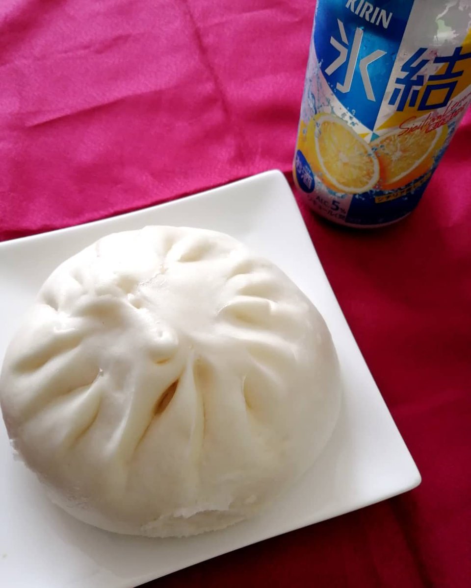 さおりん 横浜に行くと必ず買ってくる 華正樓 の肉まん 焼売 肉厚すぎてジューシーすぎてやばい もはやハンバーグ カラシをたっぷり付けて頂きました 初めて大阪行った時 コンビニで肉まん買ったらカラシを付けてくれたのが衝撃で それ以来