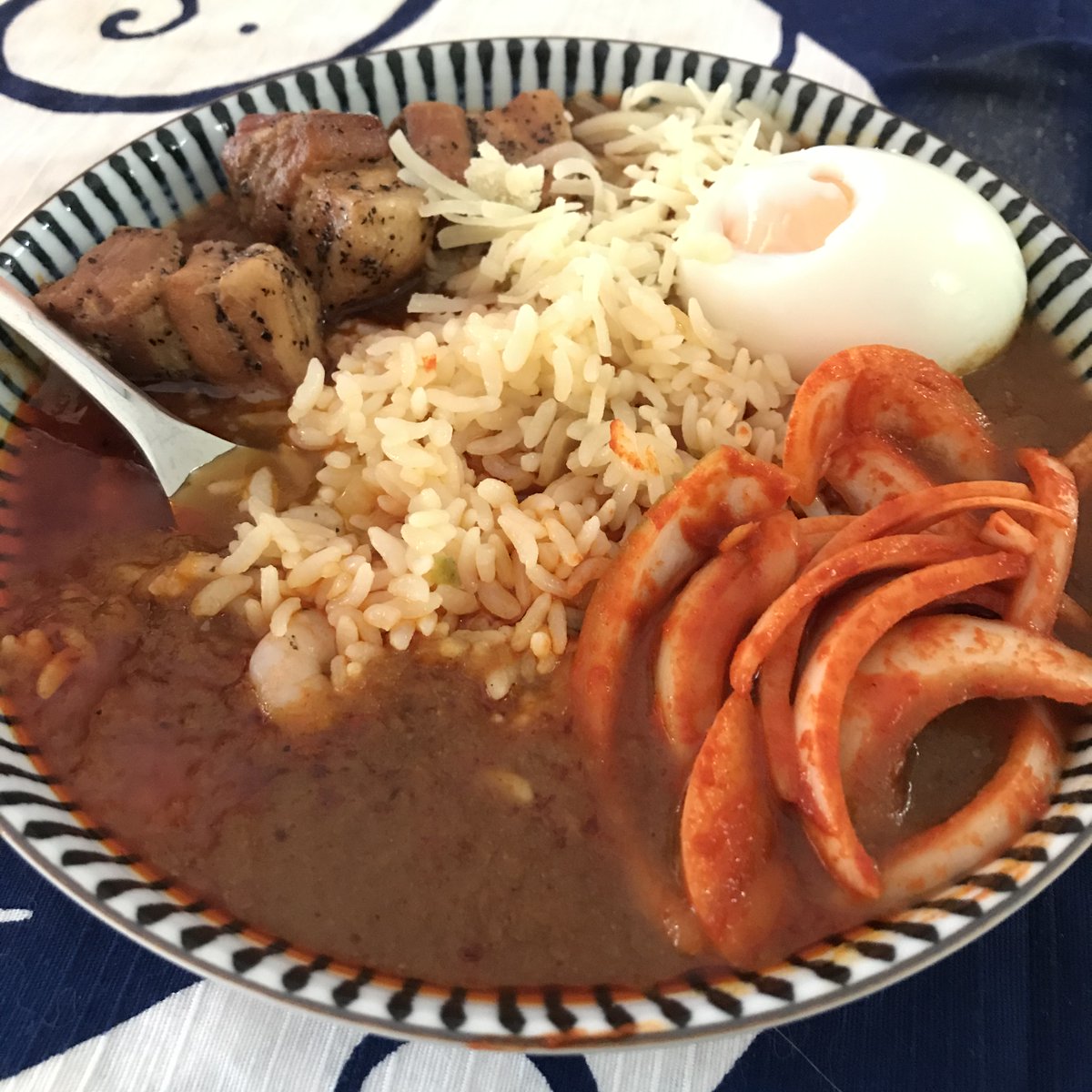 事務所でデリーのレトルトカレーばかり食べておる(500円)。
パキスタンのカレー「カラヒ」、辛ひぃ〜！ 玉ねぎアチャールもデリーのスパイスで。初めてゆで卵が上手に剥けた記念日。