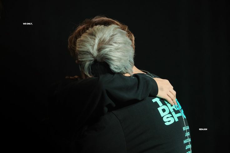serendipitynr23's tweet photo. อันนี้จุ๋งมาก ใครมากอดน้องน้องก็ถอยออกหมด โบกมือบอกว่าเราโอเค เราไม่เป็นไร แต่พอแฮชานเข้ามากอดทีน้องก็คือยืนนิ่งเป็นแมวอิ่มนมปล่อยให้กอดให้ลูบหัวเลย เอ็นดูหนู https://t.co/yNk3BuFiRY