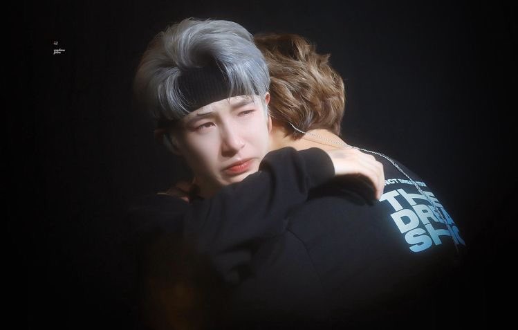 serendipitynr23's tweet photo. อันนี้จุ๋งมาก ใครมากอดน้องน้องก็ถอยออกหมด โบกมือบอกว่าเราโอเค เราไม่เป็นไร แต่พอแฮชานเข้ามากอดทีน้องก็คือยืนนิ่งเป็นแมวอิ่มนมปล่อยให้กอดให้ลูบหัวเลย เอ็นดูหนู https://t.co/yNk3BuFiRY