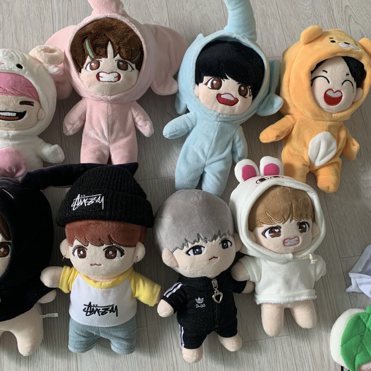 DddUyya's tweet photo. 방탄 인형 양도합니다 깨끗하게 세탁해서 보내드리고 원하시는 인형 이름 말씀해주시면 구성품들 최대한 찾아서 같이 보내드려요 뎀 주세요 #방탄인형 #방탄인형양도 #다람진 #햄찐 #죠스슙 #태태스페셜 #희망스페셜 #꾸기스페셜 #슈팅스페셜 #베이뷔 #애플슙 #히망이 #btsdoll #btsdollsale https://t.co/VOEDIghQDs