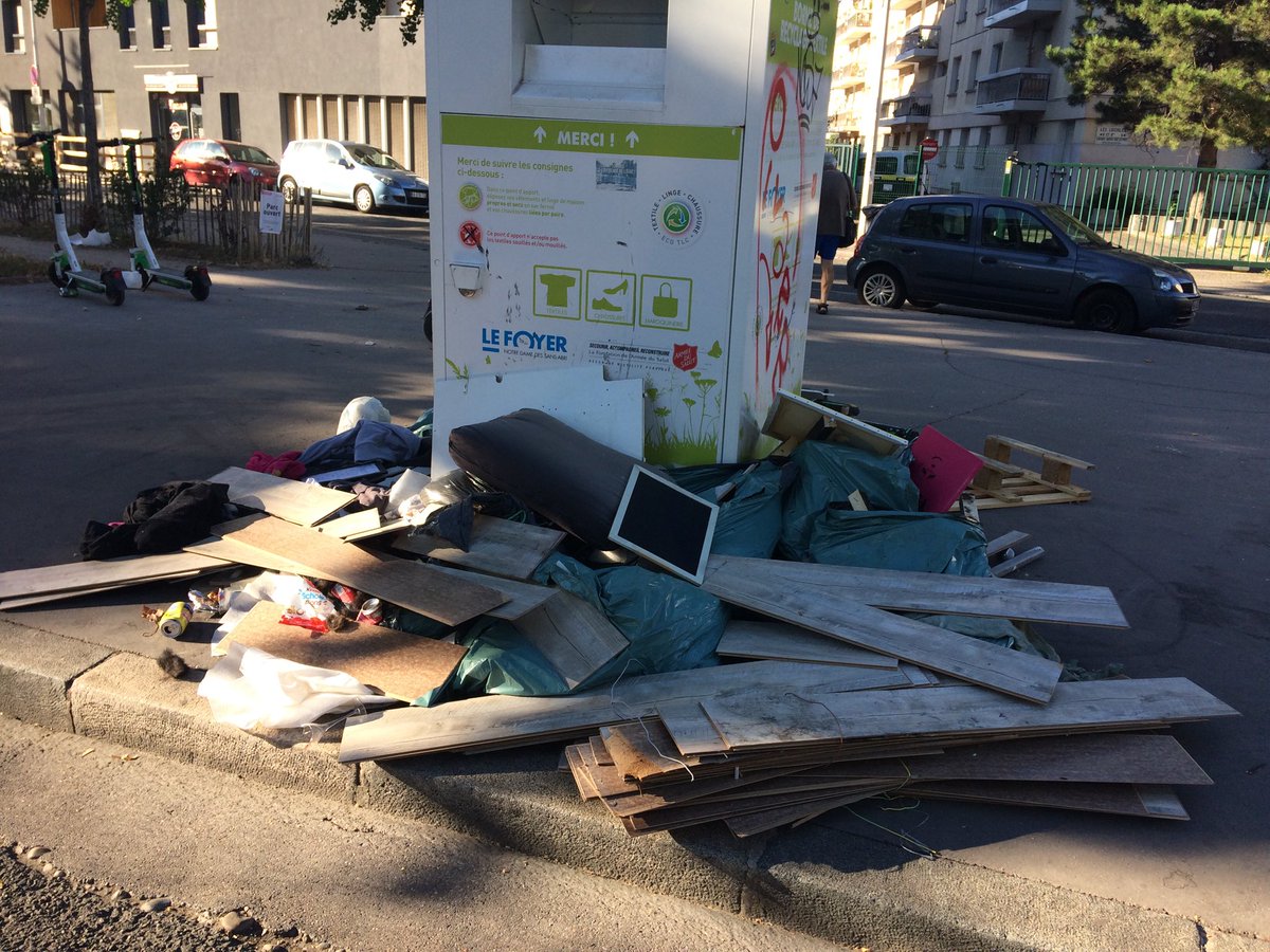 Voilà pourquoi personne n’en veut dans son quartier une déchèterie à ciel ouvert à Lyon 8eme  ! ⁦<a href="/grandlyon/">Métropole de Lyon</a>⁩ ⁦<a href="/Le_Progres/">Le Progrès</a>⁩