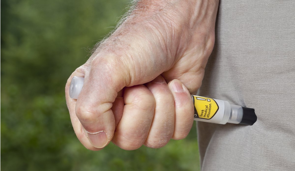 ApothekeAdhoc's tweet photo. Sogenannte Notfallpens wie #Anapen werden bei einem anaphylaktischen Schock verabreicht. Sie enthalten #Adrenalin. Im #Notfall können sie auch von Anwesenden direkt durch die Kleidung verabreicht werden. #Notfallpen #anaphylaktischerSchock https://t.co/ZUCaRmZqwH https://t.co/tMdEtUPtgI