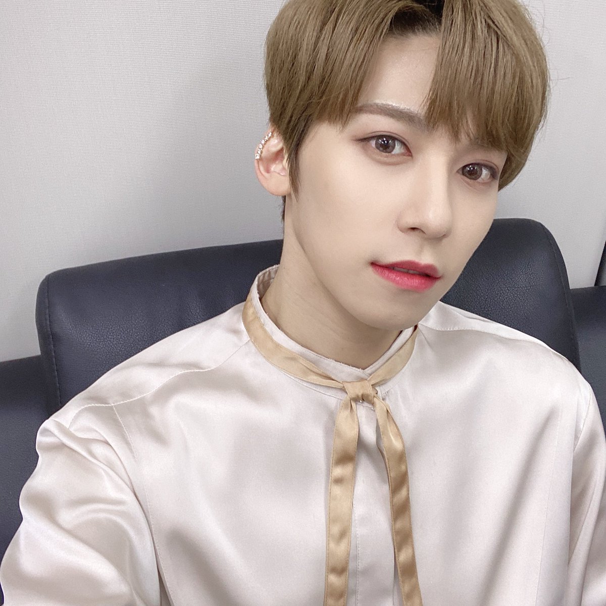 official_ONEUS's tweet photo. [#건희]
달님들~ 원어스 첫 드림콘서트 입성🥳✨!
어릴 때 티비로 재밌게 보곤 했는데
그 무대에 제가 서게 되어 정말 신기했어요!
하나씩 하나씩 달님들과 함께 꿈을 함께 
이뤄갈 수 있어 정말 행복해요☘️
항상 고맙고 사랑해 투문!❤️ https://t.co/IuWiLmmPi2