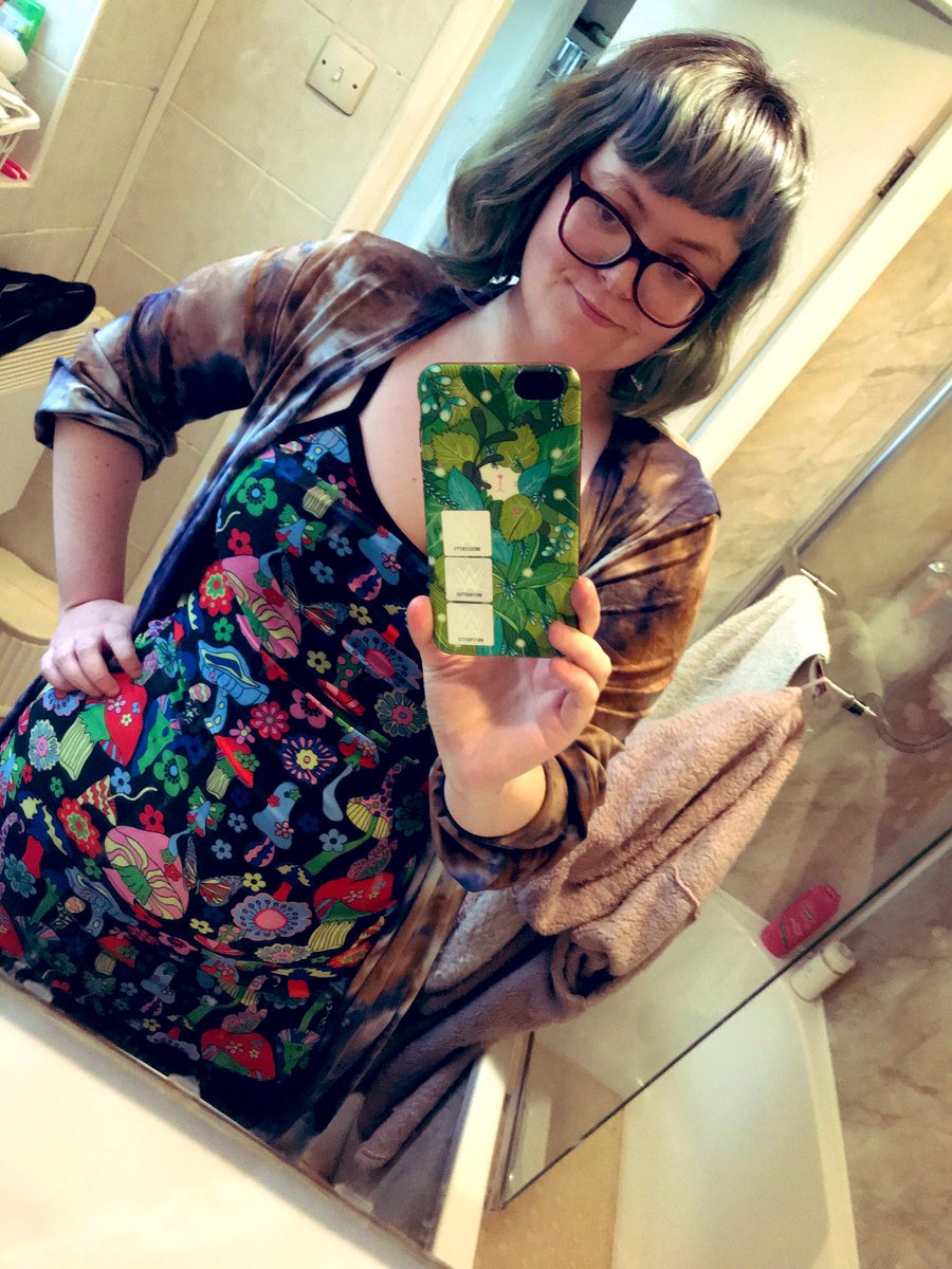 ParadoxAutistic's tweet photo. @steve_asbell Colourful hair, and a bit of a 70s thing going on 💚 https://t.co/uj74Il0yoZ