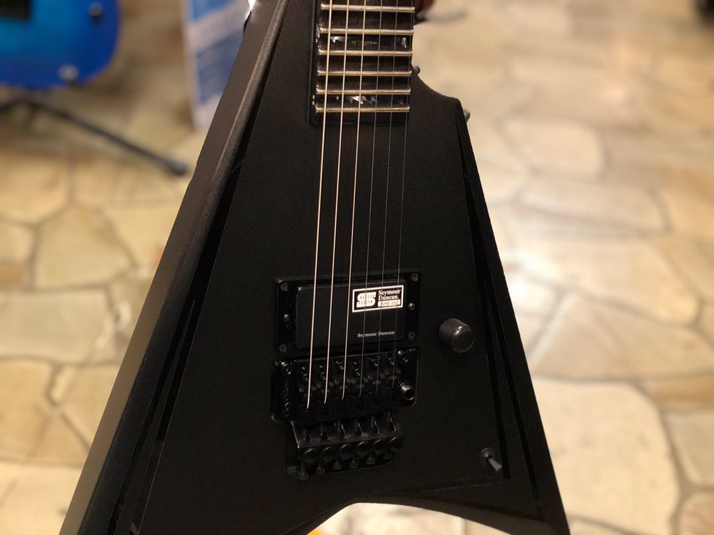 bbsapporock's tweet image. 🔥生産完了品 店頭一本限定🔥

Alexi Laiho氏シグネチャーモデル、E-AL-166 Blackyが入荷しました‼️

同氏のシグネチャーモデルSaw Toothとは異なりインレイにはブラックパーロイドを使用！また20〜24フレットにはスキャロップ加工が施してあり演奏性もグッド👍

#ESP #BIGBOSS #Alexi
