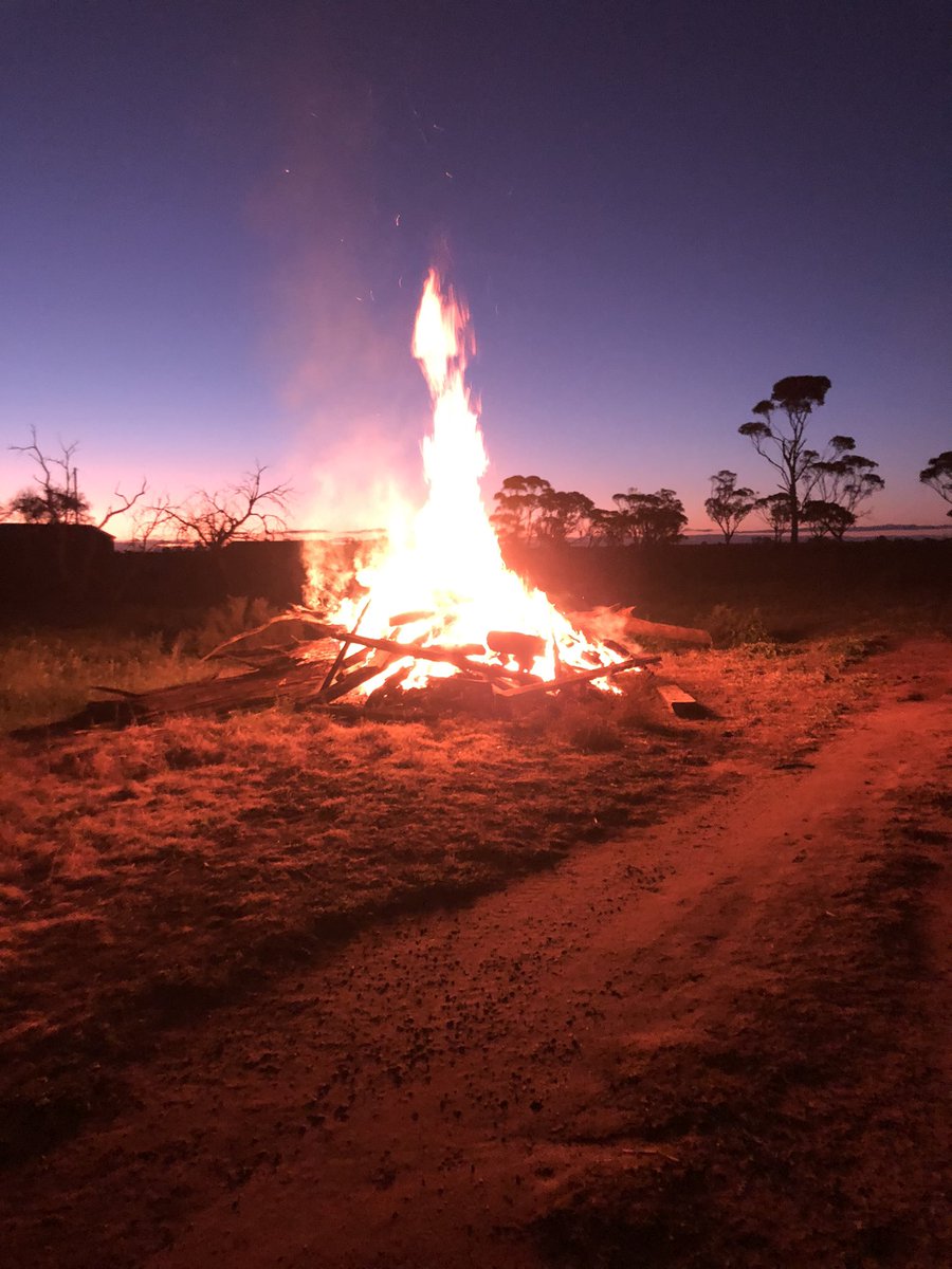 BonnyDunlopH's tweet photo. One of the best things about #wheatbelt winters is Bonfires! #justanotherdayinwa #wheatbeltway #cowcowing https://t.co/t20Z5ND6kR