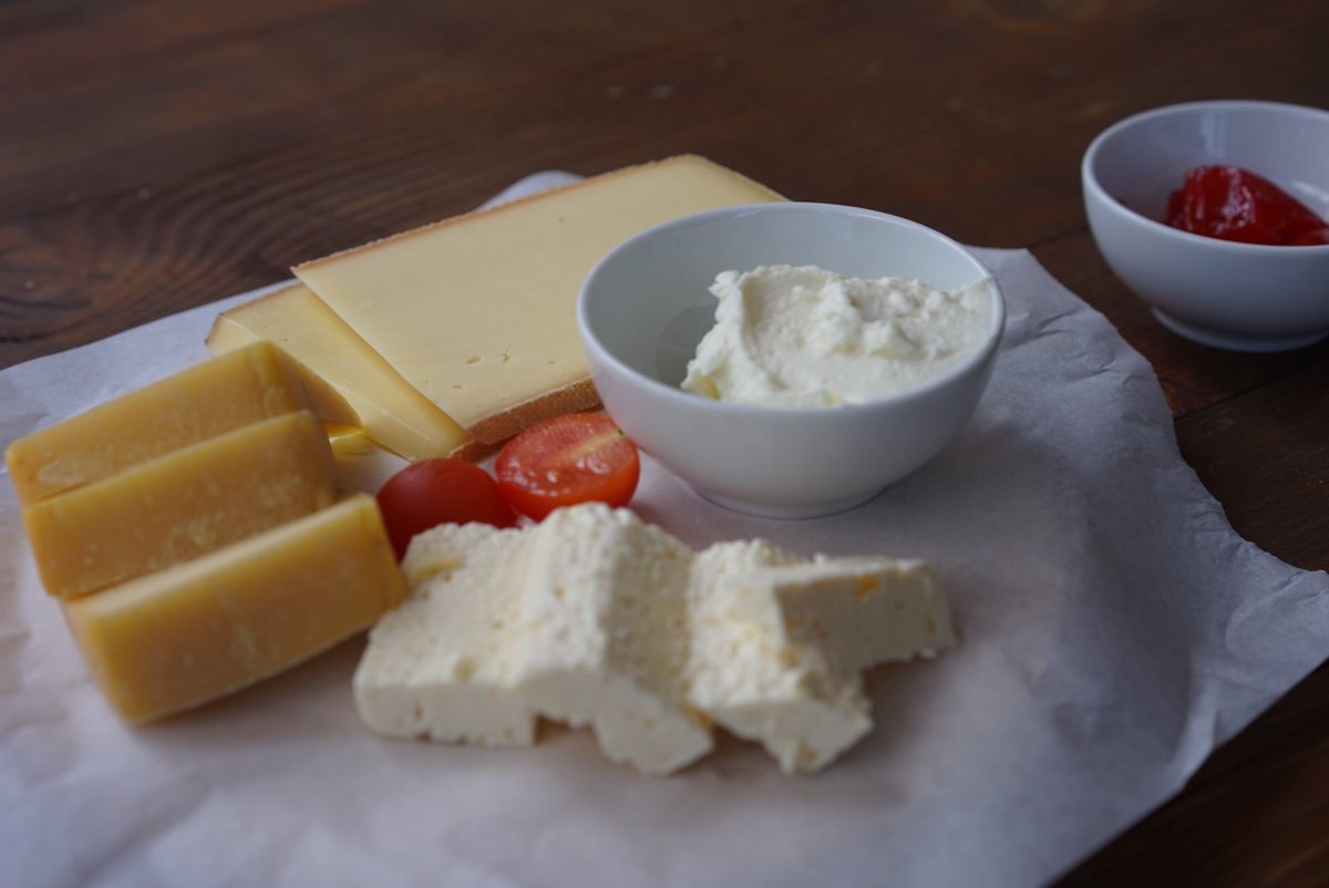 kaesekommissar's tweet photo. Besuch bei Florian Steiner. Ein Wiener der hervorragenden Alkpkäse auf der Schweizer Alpe Höhi macht.
#swisscheese #austriancheese #alps #slowtravel #slowcheese #cheeselover #schweizerkäse #Alpkäse #Butter #cheesemonger #älplerjause #sommer2020 #fromage #rohmilch #natur #wandern https://t.co/gKRidmZdCg