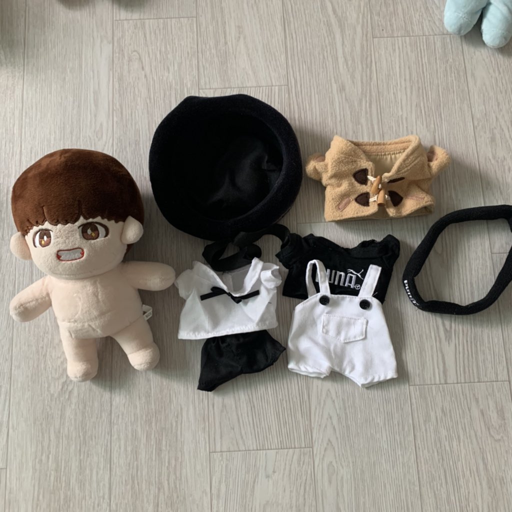 DddUyya's tweet photo. 태태스페셜 태형 뷔 인형 양도 1.8 (베레모에 먼지처럼 하자가 있어서 가격 낮춰요) 청바지, 신발 미포함 그 외 풀셋 #태태스페셜 #태스 #태형인형 #뷔인형 #방탄인형 #인형양도 #방탄인형양도 #btsdoll #btsvdoll #taetaespecial https://t.co/Iu89KOZxhi
