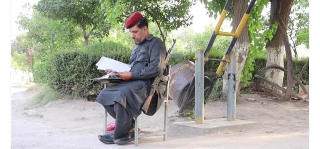 Pksilverlining's tweet photo. #NoorMarjan
He was appointed as security guard 20yrs ago on metric qualification, and now has completed his M.phil degree from Agriculture University Peshawar. His research topic was ‘comparative analysis of tribal customs with customs of Hindu and Sikhs’
#PakistanSilverLining https://t.co/SALKvpTVmF