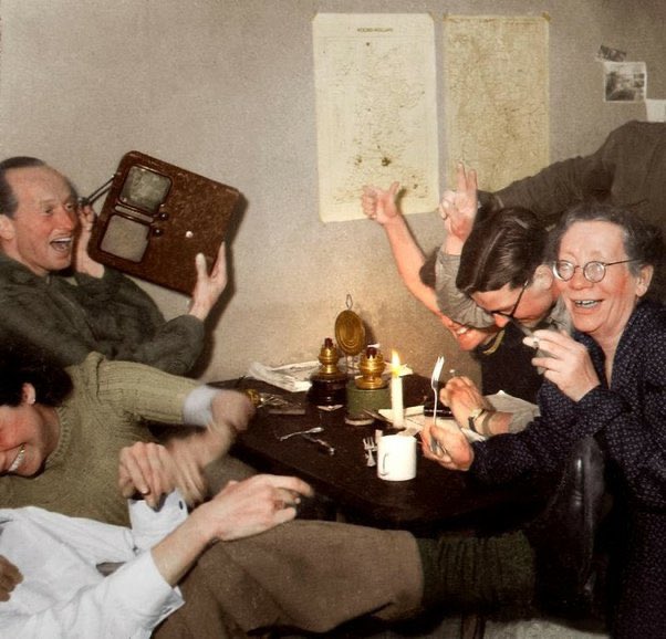 Hollanda direniş üyeleri radyodan Adolf Hitler’in ölüm haberini dinliyor. Nisan, 1945