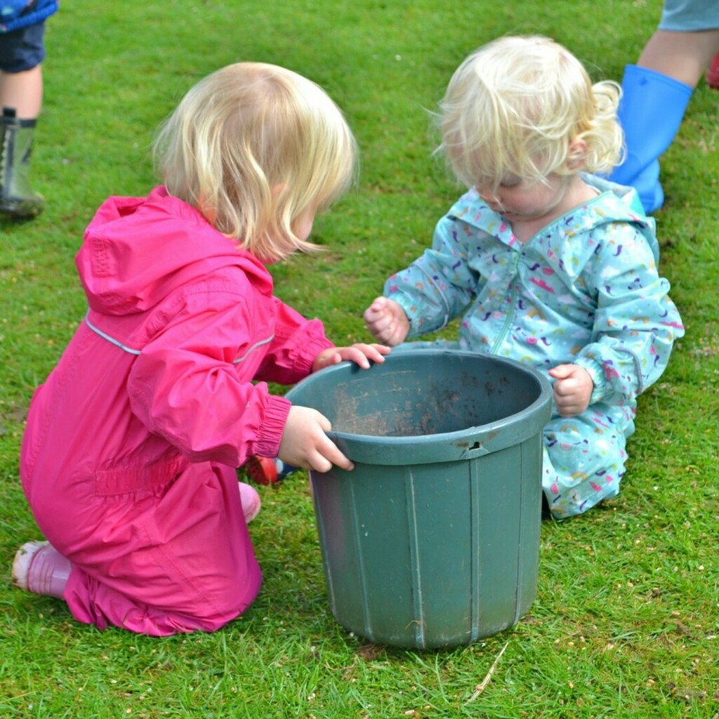 coombemill's tweet photo. Sharing the last of the chicken food out. It's the simple things out on the farm that bring children together in the safely of the great outdoors.
#coombemill #farmstay #holiday #staycation2020 #july2000 #openforbusiness #farmlife #farmholiday #countryk… https://t.co/NarfbVK0Gc https://t.co/YBsBVWfN94