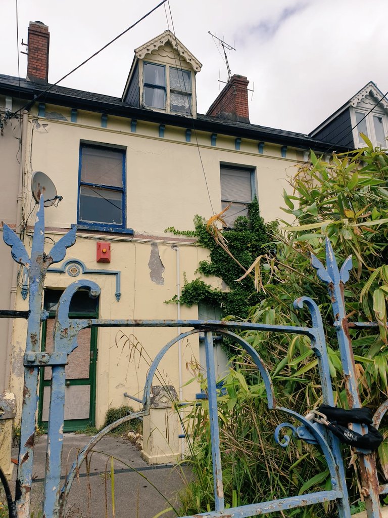 another cute empty property in  #Cork, someone's home abandoned, would be amazing for a family to live in, lots of character incl. lovely details over the door  #culturalheritage  #homeless  #socialcrime  #regeneration  #CorkCC  #Ireland  #HousingForAll  #housing  #dereliction  #vacant