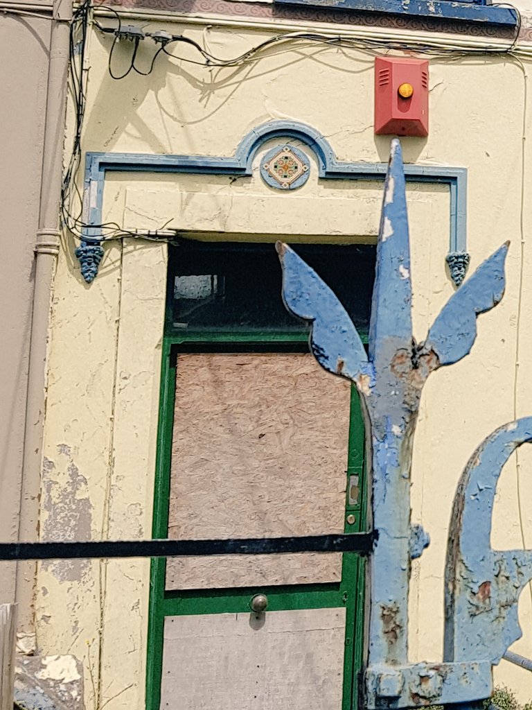 another cute empty property in  #Cork, someone's home abandoned, would be amazing for a family to live in, lots of character incl. lovely details over the door  #culturalheritage  #homeless  #socialcrime  #regeneration  #CorkCC  #Ireland  #HousingForAll  #housing  #dereliction  #vacant