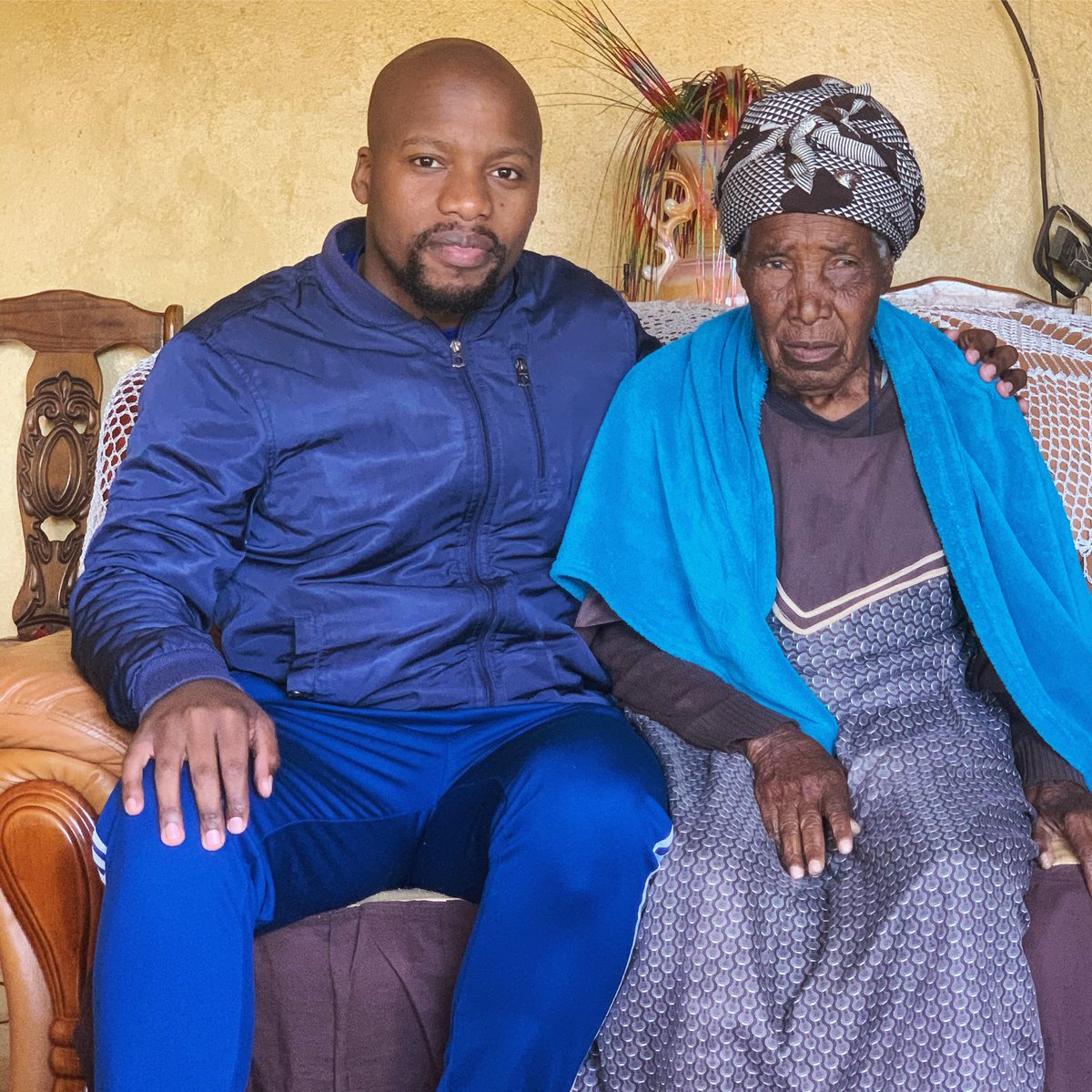 Chymamusique's tweet photo. With my granny ❤️😻. She kisses my hand all the time https://t.co/xqdB7RCHPb