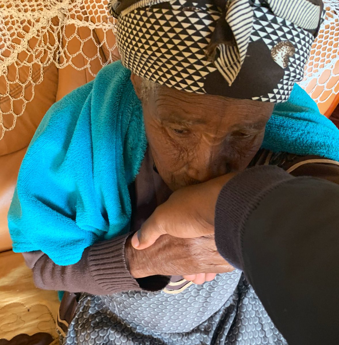Chymamusique's tweet photo. With my granny ❤️😻. She kisses my hand all the time https://t.co/xqdB7RCHPb