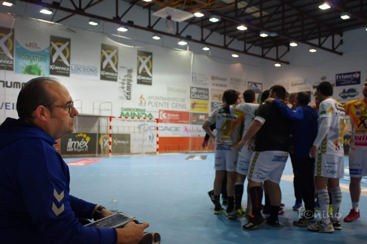 BmXimenez's tweet photo. 📢📣 RENOVACIÓN 📣📢 

Nuestro delegado David Álvarez (@darvamu) renueva su compromiso con el equipo e irá a por su quinta temporada con nosotros 📑🖋️

Gran amante del balonmano local y volcado en dar lo mejor de sí mismo por los demás 👌🏼✨

#VamosMiGenil #VamosAX #FuelleIsBack https://t.co/ZwHpXIMYJR