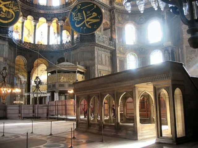 Ayasofya'nın idaresinin elimizde olması Türkiye'nin dünya devletlerinin  hükümdarı olduğunun işaretidir Ayasofya işte bu mukkaddes hakikatın sembolüdür.Nitekim Vahîdeddin Han:" İstanbul’un fethinin sembolü Ayasofya'dır."Sözüyle arz ettiğim bilginin doğru olduğunu ortaya koymuştur