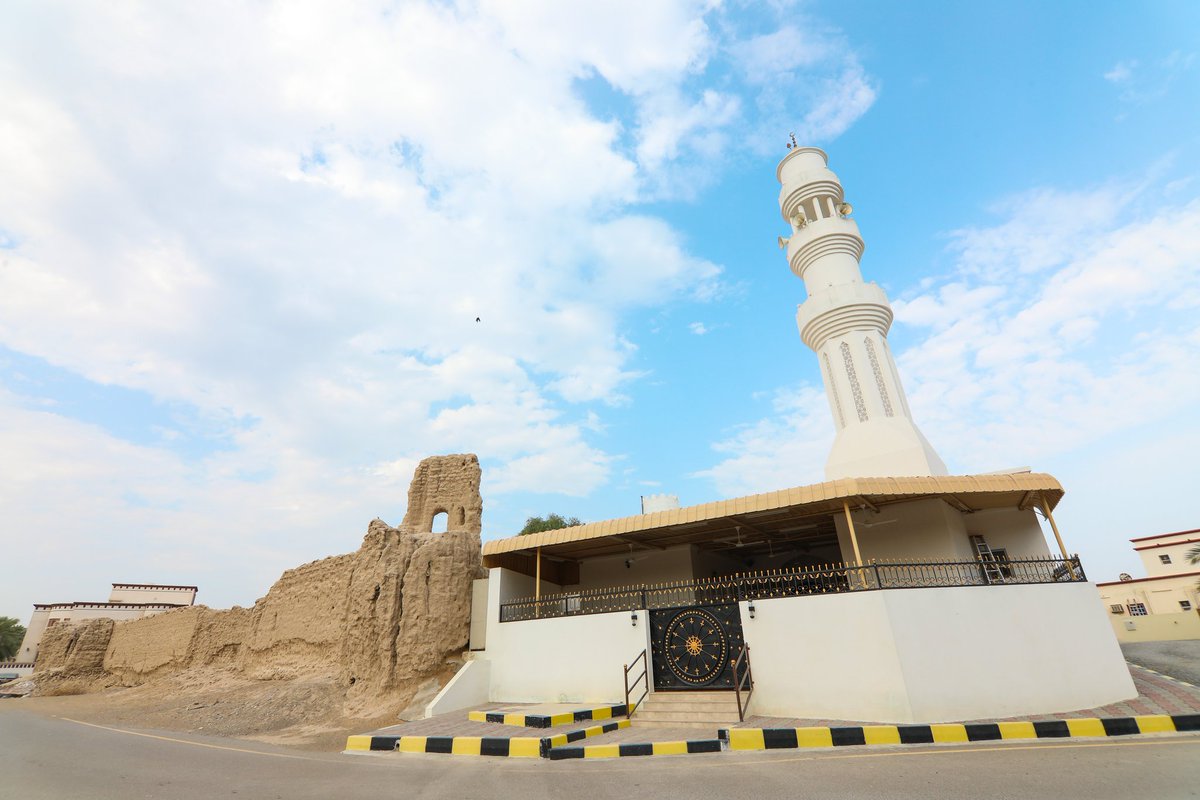_mohd4's tweet photo. #سور_الحكمان في منطقة #السوادي الحكمان بولاية بركاء يعتبر من المعالم الأثرية البارزة في المنطقة ويعود بناء السور إلى عهد السلطان فيصل بن تركي آل سعيد الذي حكم عمان في الفترة بين ١٨٨٨_١٩١٣ م وقد انشىء كسور حماية عن الاخطار ولتخزين المؤونة.
شكر للفاضل 
عبدالله بن سعيد الحكماني
يتبع https://t.co/AxS0I47Mxr