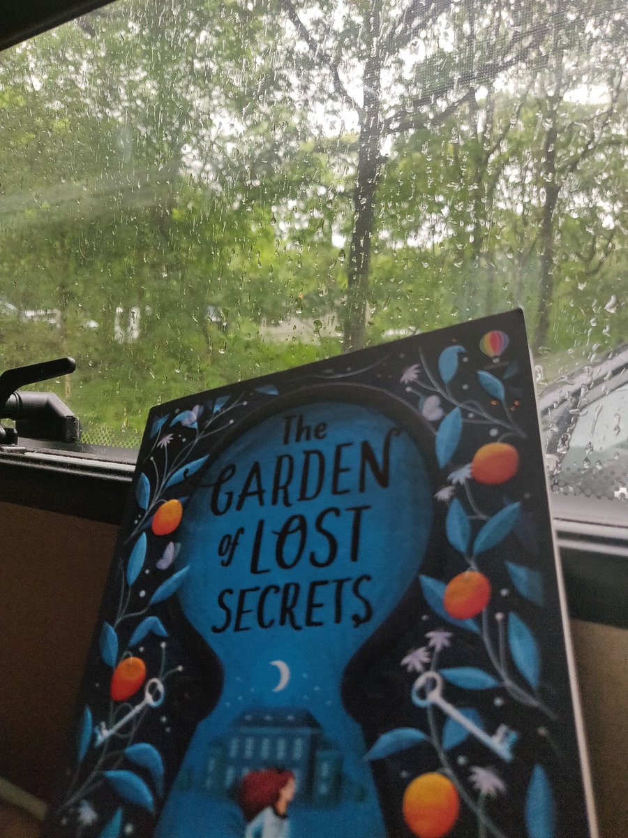 juliebramhall's tweet photo. A bit late to the party I know but as this is the weather for today, I'll be mostly reading...@AMHowellwrites #viewfromabook #whyilovereading @PrimarySchoolBC @_Reading_Rocks_ @OpenUni_RfP https://t.co/7nICg4EkxH