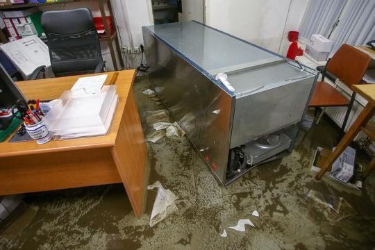 the popular 'klaićeva' hospital was just recovering from the consequences of the earthquake, and now a new disaster has befallen it. clinic staff are trying to repair the flood, but photos and footage testify that great damage was done. +