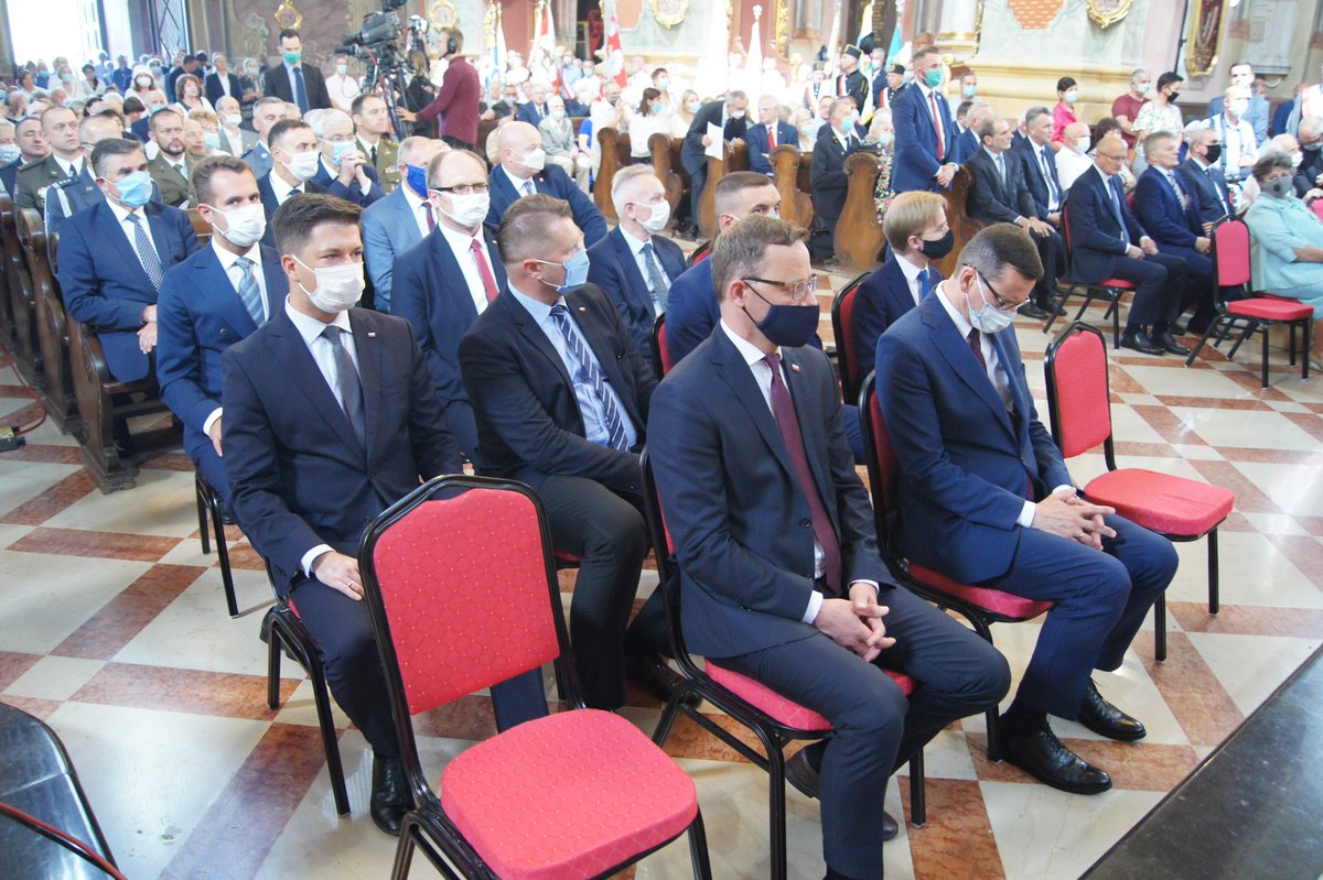 Tulajew's tweet photo. #LubelskiLipiec 🇵🇱🇵🇱🇵🇱
40. lat od lubelskich strajków. 
Stąd ruszyła lawina! Msza święta w lubelskiej Archikatedrze.
@ArchLubelska @MorawieckiM https://t.co/3QatD2Uh7O