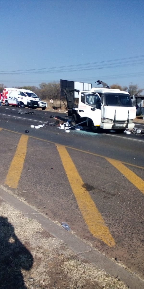 Bluehawktactic1's tweet photo. Cash in Transit Lethlabile crossing Brits.  Saps en-route . 
2 vehicles 
1x bmw x 5 greyish 
1x BMW 3 series https://t.co/nWyvpRzLUy
