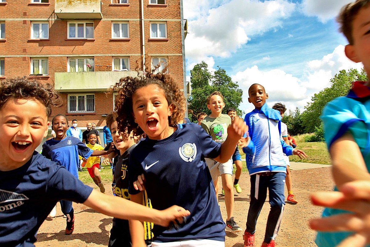 FutsalLille's tweet photo. Magnifique après-midi pour le Lille métropole Futsal dans le quartier du faubourg... la ou les enfants pratiquent le football en s'amusant ❤❤❤❤❤
#un été au clair de lune #Lille #faches #animation https://t.co/fsovAVjlzN