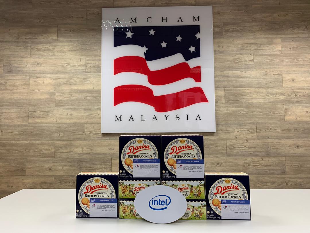 AmChamMalaysia's tweet photo. We had yet another surprise visit by @intel Technologies this morning. Thank you Koay Chin Lye for driving all the way from Penang just to deliver the cookies over to us.
During these challenging times, it’s good to feel appreciated.
#togetherwecan #covid19 #MAEI #Intel https://t.co/fb07KNl9zX