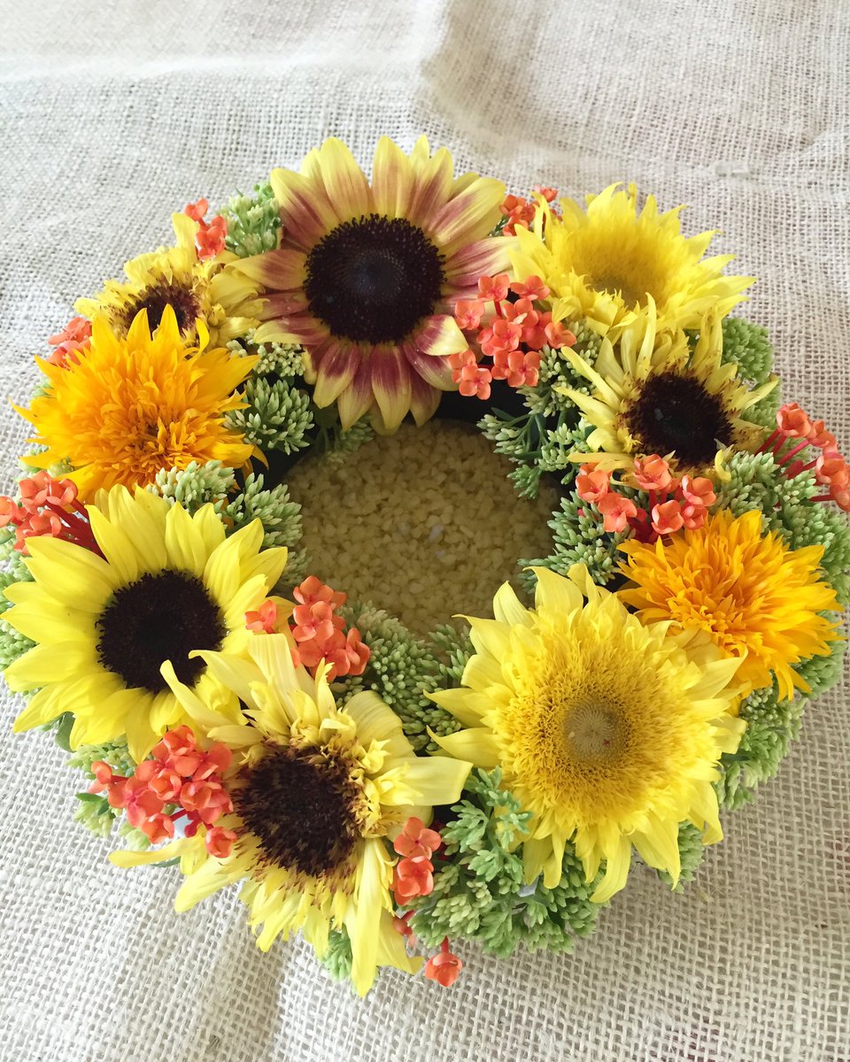 イングリッシュフラワーアレンジメント ｎhkカルチャー横浜 ひまわりのリースです 今は 色々な種類がで回っています 明るく元気がでますね Nhkカルチャー横浜 ひまわり リース フラワーアレンジメント 花のある暮らし 花の写真 夏の