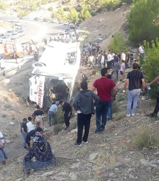 TulparAdana's tweet photo. Alaşehir den Kıbrıs a sevk olunan askerlerimizi taşıyan otobüsun Mersin in Mut ilçesinde devrilmesi sonucu 5 Askerimiz Şehit olmuş
10 askerimizde yaralıdır.
Şehitlerimize rahmet
yaralı askerlerimize yüce rabbim den şifalar dileriz
Milletimizin Başı Sağolsun 🇹🇷🇹🇷🇹🇷
#tulparekibi https://t.co/aM06WLHlKK