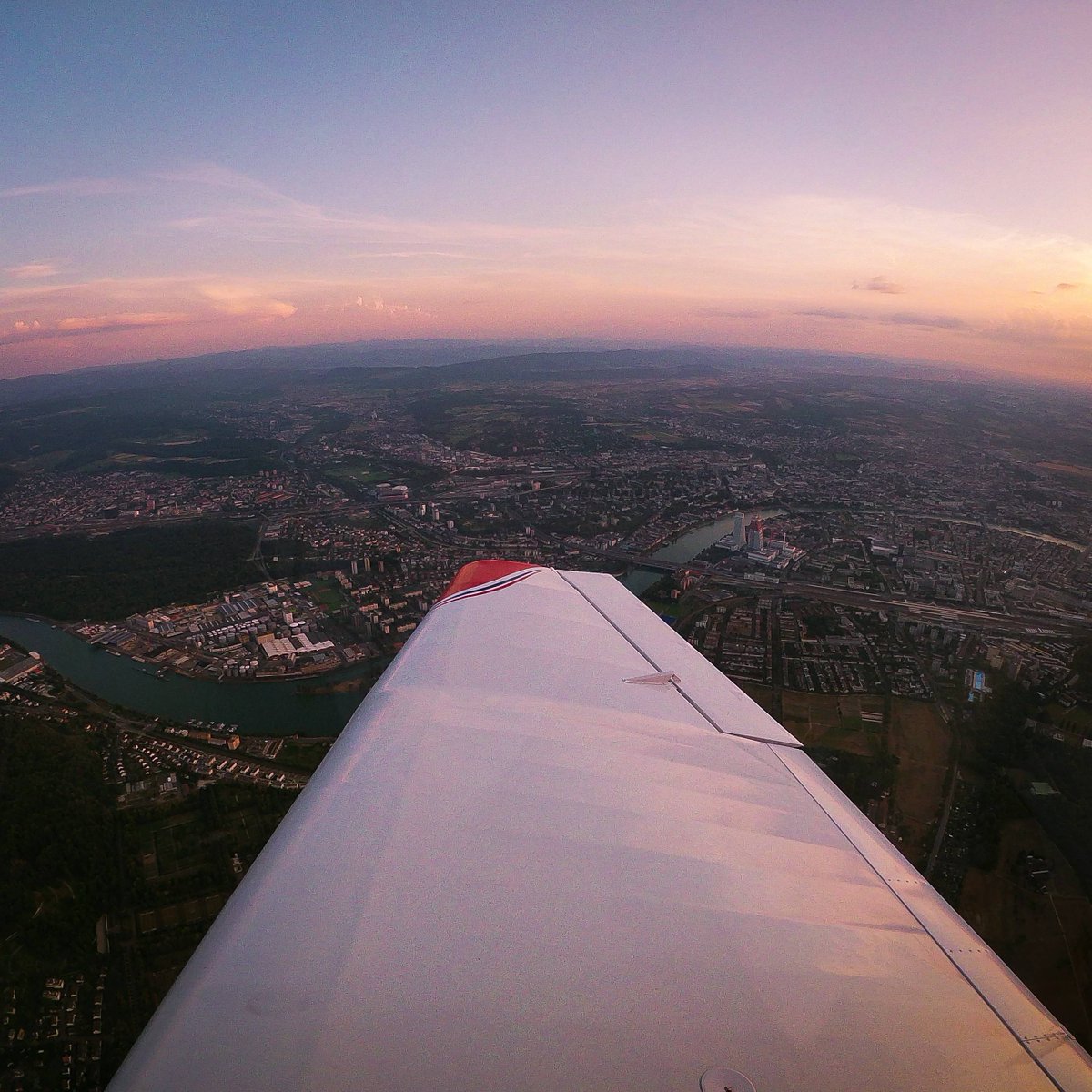 mfgbasel's tweet photo. The sun setting the right mood for a relaxing after work flight🥰

#avgeek #wingview #pilot https://t.co/6dHXmKxEH2