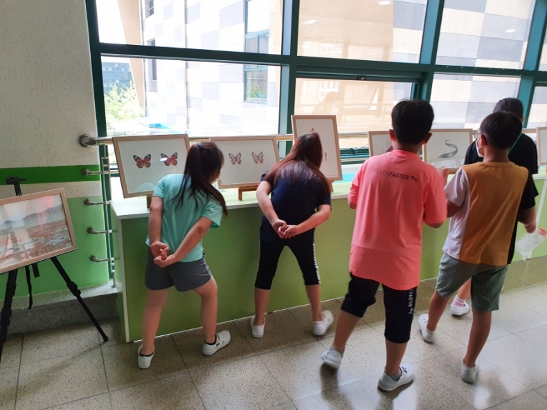 Qjt9bLr5CjXTtlI's tweet image. 구미오산초, 등굣길 친구가 되어주는 바다 친구들 #구미교육지원청 #구미오산초등학교 #보리출판사 #구미오산초등학교아트프린트전시회 #사회안전예방신문 #학교폭력예방신문 #오인환기자  -&amp;gt; 자세히보기safety24.kr/news/564877