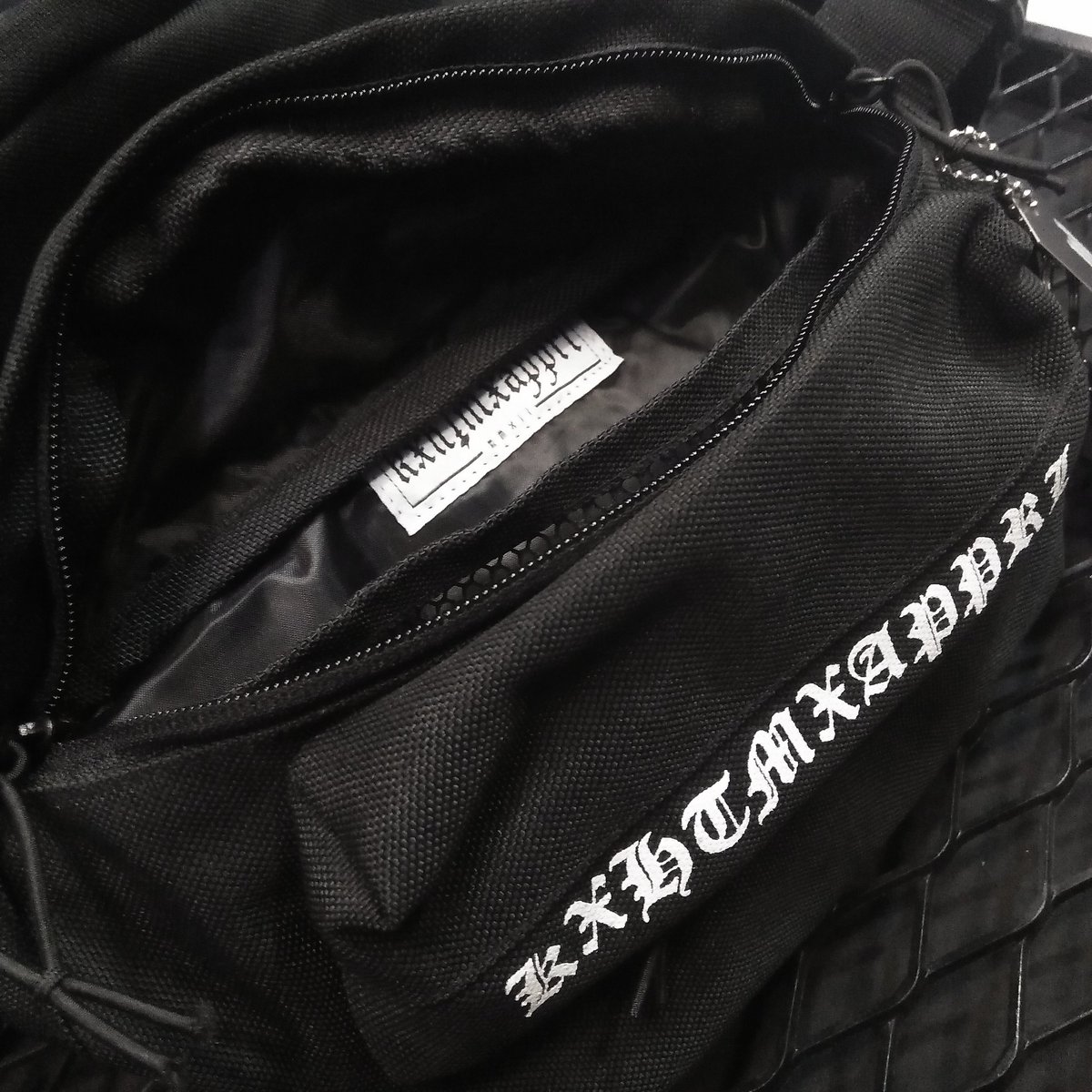 Local store
Instagram.com/kala.hitam.sto…
Official page
Instagram.com/kxhtmxapprl