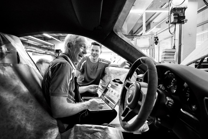 Porschedigital's tweet image. Transformation needs a culture of teamwork, trust, and transparency. How #Porsche empowers IT talents with a culture of collaboration - a blog post by our CEO @MattiasUlbrich: medium.com/next-level-ger…