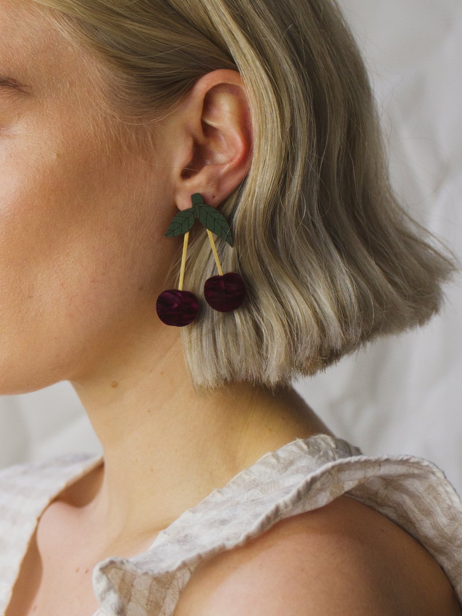 Thank you to <a href="/BritishVogue/">British Vogue</a> and Rachel Garrahan for including our Cherry Earrings in Burgundy in their list of 'Affordable Summer Earrings That Will Outshine Your Mask'. 
Read the article here > vogue.co.uk/fashion/galler…
🍒🍒🍒